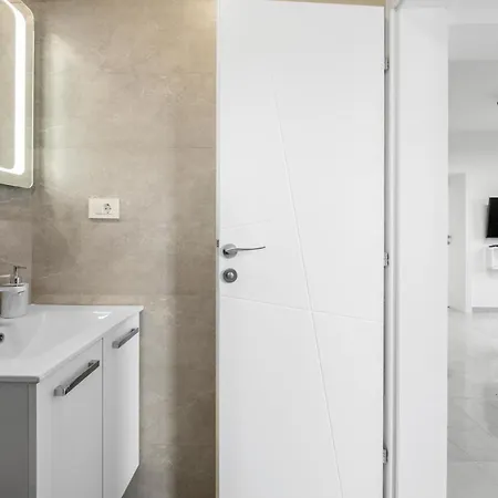 4 Bedroom Nice In Zecevo Rogoznicko بيت للعطل *