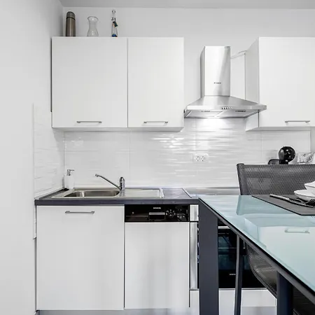 4 Bedroom Nice In Zecevo Rogoznicko بيت للعطل روغوزنيكا