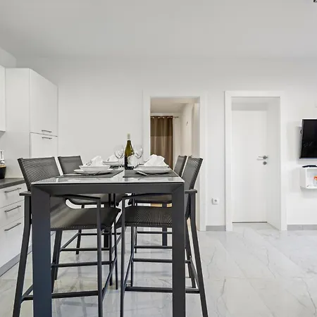 4 Bedroom Nice In Zecevo Rogoznicko