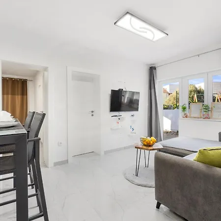بيت للعطل 4 Bedroom Nice In Zecevo Rogoznicko