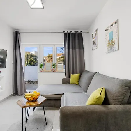 4 Bedroom Nice In Zecevo Rogoznicko