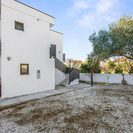 بيت للعطل 4 Bedroom Nice In Zecevo Rogoznicko روغوزنيكا