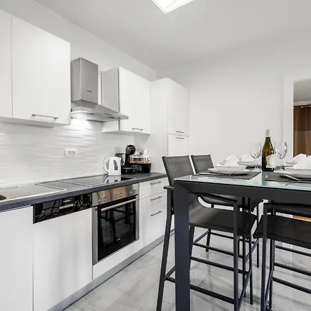 4 Bedroom Nice In Zecevo Rogoznicko * روغوزنيكا